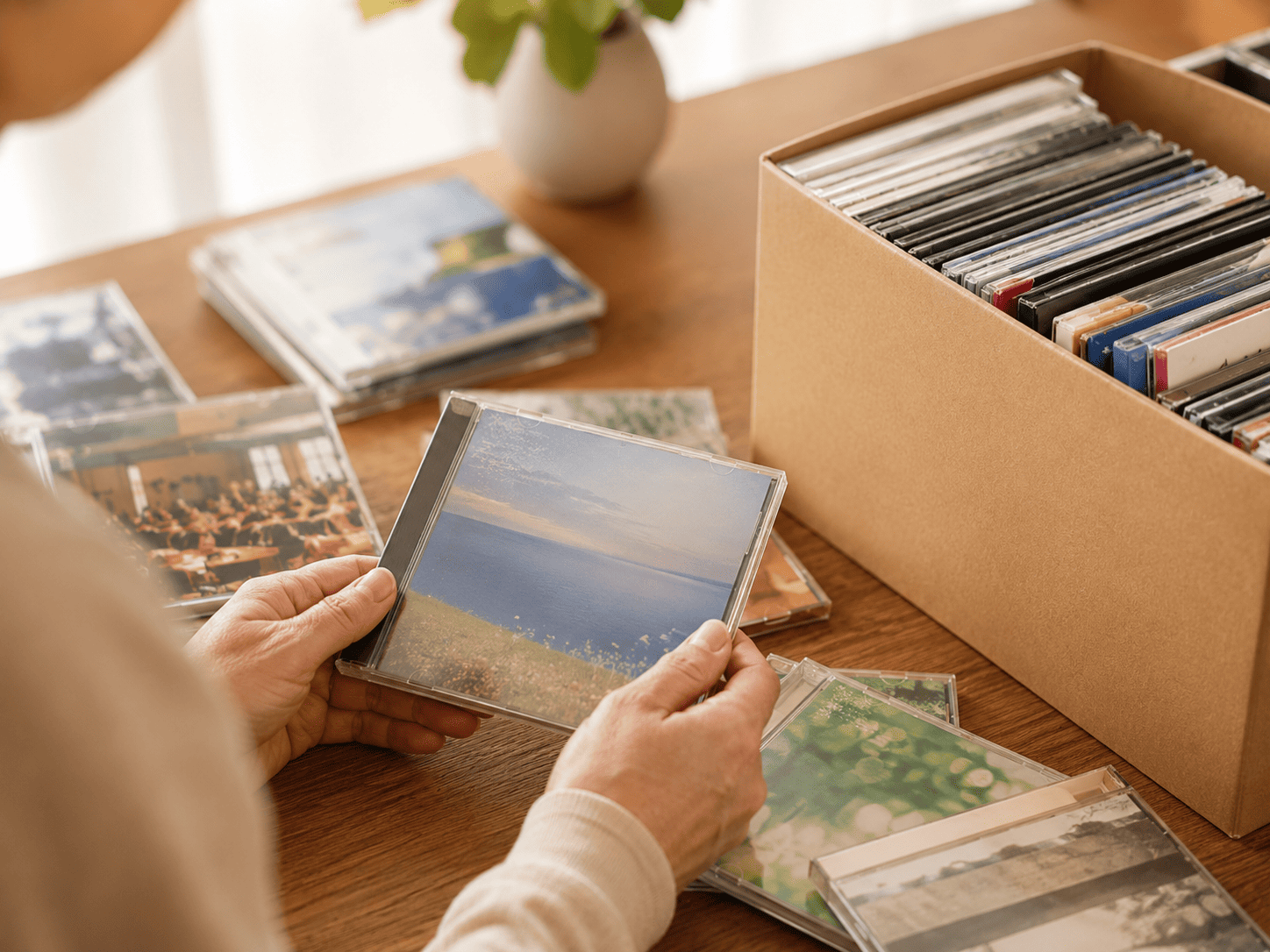 遺品整理でCDの価値を確認している様子