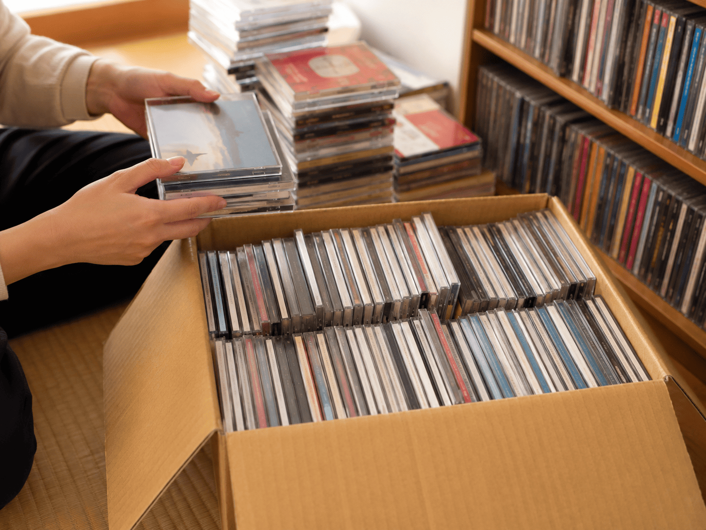 実家整理で大量のCDを片付けている様子