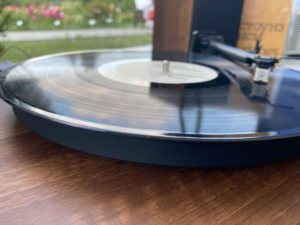 レコードが音飛びする原因は？直すことは可能？