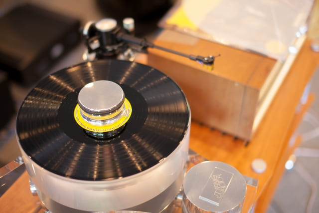 見た目だけじゃない！レコードのクリア盤の魅力と音質・耐久性を徹底解説