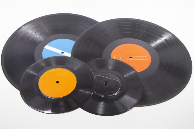 レコードの種類と素材の違いを徹底解説｜塩化ビニール・シェラック・重量盤の特徴と音質比較