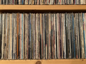 レコードはダンボールで送っても大丈夫？梱包のコツとレコードシ
