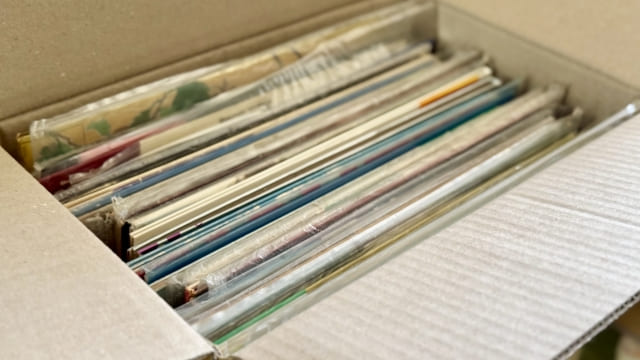 レコードは立てかけ保管がベスト？正しい収納方法と傷めないコツ